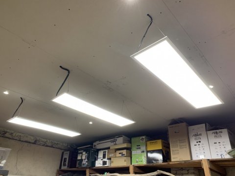 Installation pavé LED dans un atelier