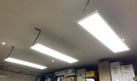 Installation pavé LED dans un atelier