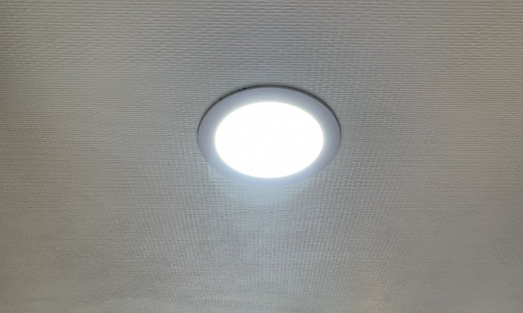 Installation d'un spot LED à la place d'un spot à ampoule à incandescence par la société PYMELEC