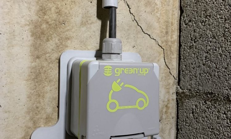 Prise de recharge de voiture électrique de marque Legrand modèle Green'up 